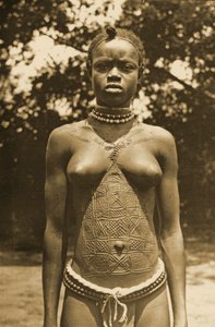 Kvinne fra Guinea med tradisjonell scarification, ca. 1905